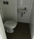 WC mit heller Wand- und dunkler Bodenverfliesung.PNG - 