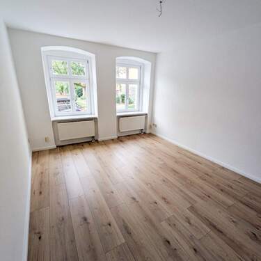 Helles Wohnzimmer mit Fenster - ruhige 1- RWE mit Einbauküche im Erdgeschoss am Ölberggarten in der Görlitzer Nikolaivorstadt !