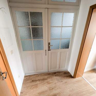 Eingangstür mit Glaseinsatz - 1 Zimmer Etagenwohnung in Görlitz