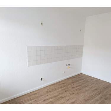 Leere Küche mit Fliesenwand - 