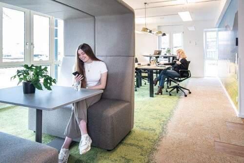 Schreibtisch im Coworking Space 