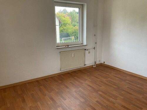 Zimmer mit Fenster und Boden in Holzoptik - 2 Zimmer Etagenwohnung zur Miete in Melsungen