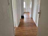 Blick von der Eingangstür in den Flur mit Boden in Holzoptik.jpg - 2 Zimmer Etagenwohnung in Melsungen