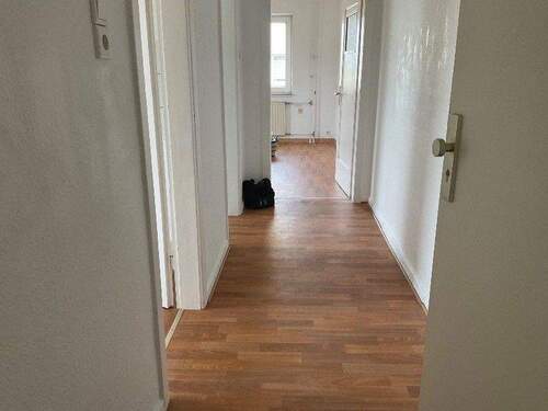 Blick von der Eingangstür in den Flur mit Boden in Holzoptik.jpg - 2 Zimmer Etagenwohnung in Melsungen