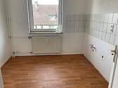 Küche mit Fliesenspiegel und Fenster.jpg - Etagenwohnung mit 47,90 m² in Melsungen zur Miete