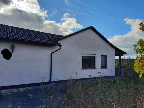 Aussenansicht - +++Handwerker aufgepasst Sanierungsobjekt! Einfamilienhausbungalow mit Terrasse, Carport und großer Garage in Kleinrinderfeld zu verkaufen+++