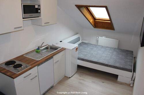 Zimmer mit Küchenzeile, Bett && TV - Etagenwohnung mit 14,90 m² in Karlsruhe zur Miete