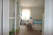 Blick vom kleinen Flur in das Schlafzimmer - 