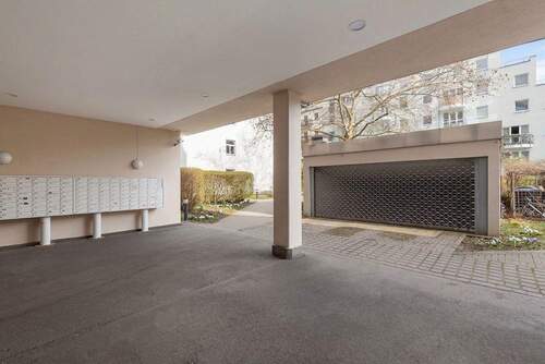 Einfahrt zur Tiefgarage - 