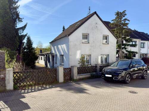 Haus Front - Abriss oder Sanierung?! Super Lage in Köln-Brück!