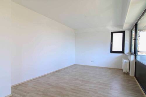 Wohnzimmer 1 - 2 Zimmer Etagenwohnung zum Kaufen in Neu-Ulm