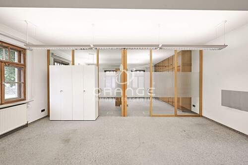 Blick vom Haupraum auf 2 Besprechungsräume - 