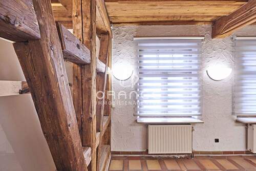 Alte Holzbalken begleiten Sie überall im Hauptraum - 