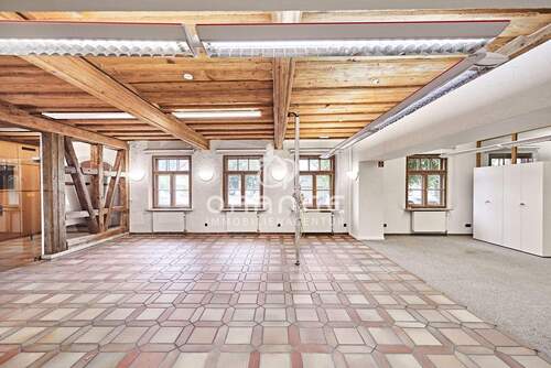 Strapazierfähiger Fliesenboden im Hauptbereich - 