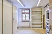 Ein weiteres Büro oder Aktenlager im hinteren Teil der Immobilie - 