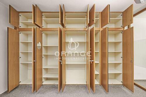 Sehr viel Stauraum ist in den großen Schränken ist vorhanden - 