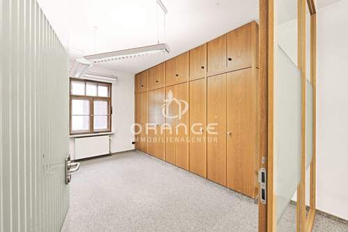 Auch Büro 2 ist mit einem großen Schrank ausgestattet - 