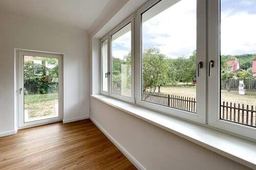 Große Fensterfront im Wohnzimmer mit Terrassentür - 