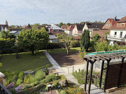Blick in den Garten - Einfamilienhaus mit 117,00 m&sup2; in Hofheim-Marxheim zum Kaufen