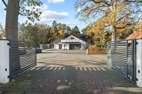 Einfahrt mit Tor - 7 Zimmer Einfamilienhaus in Ottersberg