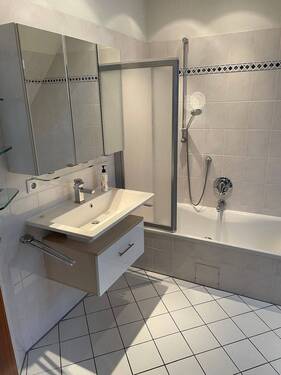 Vollbad vom Schlafzimmer - 