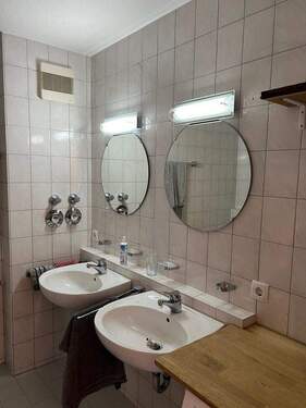 Zwei Waschbecken - 