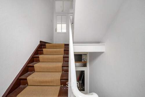 EINLADENEDES TREPPENHAUS - 