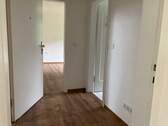 Blick in den Flur mit Zugnag zum Badezimmer und Wohnzimmer - 2 Zimmer Etagenwohnung zur Miete in Melsungen