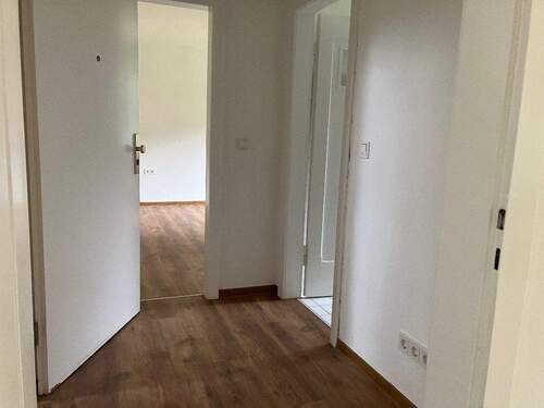 Blick in den Flur mit Zugnag zum Badezimmer und Wohnzimmer - 2 Zimmer Etagenwohnung zur Miete in Melsungen