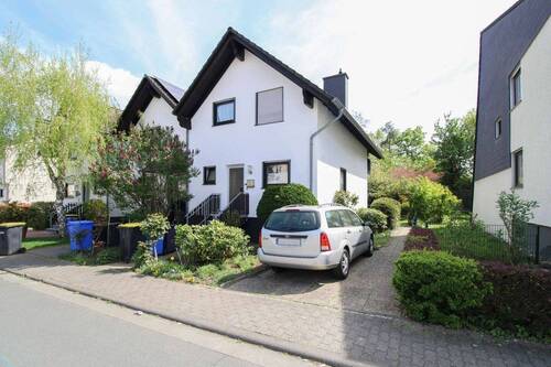 Hausfront Straßenansicht - Ihr neues Reihenendhaus - Stadtnah, ruhig gelegen & voller Möglichkeiten