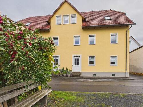 Fassade - 1 Zimmer Mehrfamilienhaus, Wohnhaus zum Kaufen in Eltmann