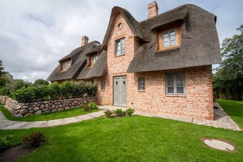 Außenansicht Hausteil hinten - Exklusive Neubau Doppelhaushälfte unter Reet