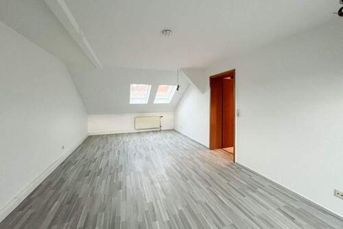 Wohnzimmer mit Fenstern zu beiden Seiten - 