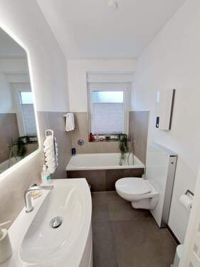 Badezimmer (EG) - Mehrfamilienhaus, Wohnhaus in Mülheim zum Kaufen