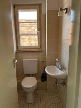 separates WC mit Sprossenfenster - 