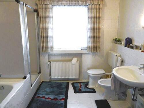 23 EG Badezimmer, Bild 1.JPG - 