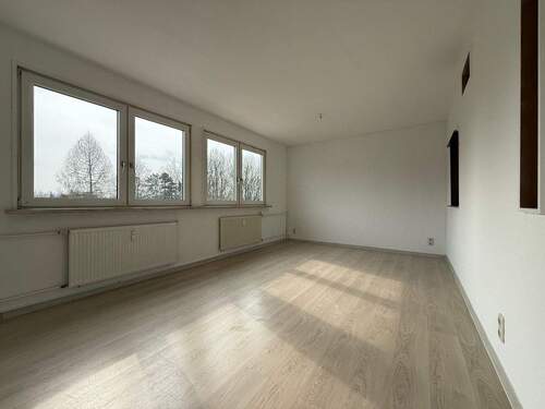 Wohnzimmer - 3-Raum Wohnung in Rabenstein - 66.000,00&nbsp;EUR Kaufpreis, ca.&nbsp; 74,80&nbsp;m&sup2;&nbsp;Wohnfl&auml;che