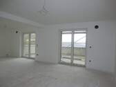 Wohnzimmer u. Küche m. Balkonausgang - Bildschöne 3-Zi. Wohnung mit Aufzug und großer Terrasse - Erstbezug! Nr. 3