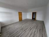 das Wohnzimmer - Etagenwohnung mit 83,20 m&sup2; in Roßwein zur Miete