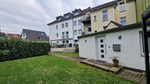 Rückansicht - Saniertes Haus mit luxuriöser Ausstattung - 91 m² Komfortwohnung mit Garten und Bungalow.