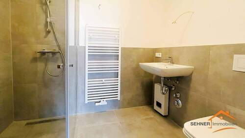 Neues Bad mit Dusche - 