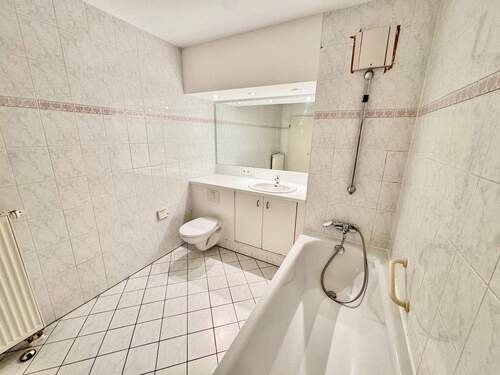 Bad mit Wanne + WM-Anschluss - 