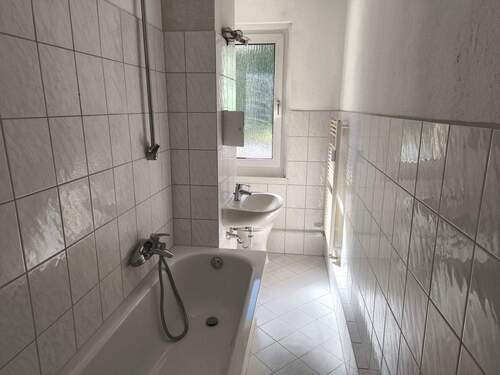 Bad mit Badewanne - 