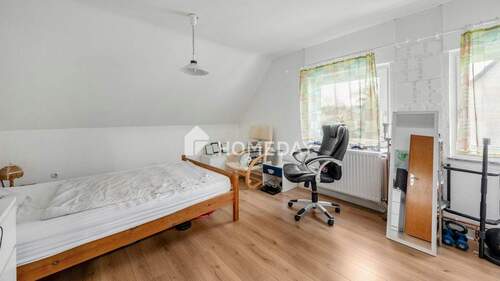 1. OG Schlafzimmer 1 - 