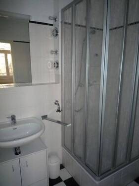 Bad mit Dusche - 