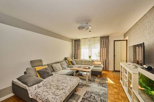 ETW Straubing Wohnen I - Straubing-Süd: Gepflegte 3-Zimmer-Erdgeschosswohnung mit Loggia und Garage