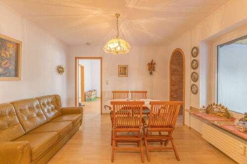 Esszimmer mit offener Küche und Zugang zum überdachten Außenbereich - 