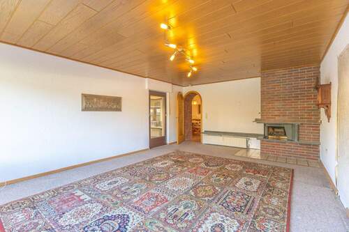 großes Wohnzimmer mit Kamin - 