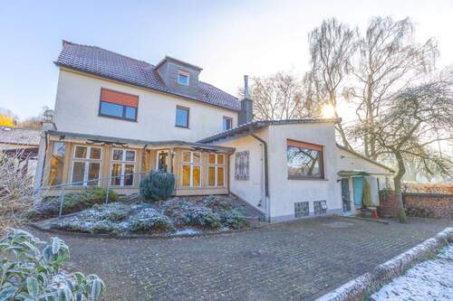 Haus & Gartenansicht - Hemer Stübecken – Sanierungsbedürftiges 2-3 FMH mit 2 Garagen & großem Garten