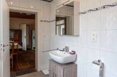 Duschbad/Blick Wohndiele - 